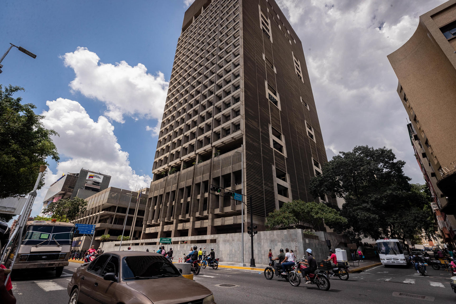 Fotografía del edificio del Banco Central de Venezuela (BCV), el 16 de octubre de 2023, en Caracas (Venezuela).EFE/ Rayner Peña R.
