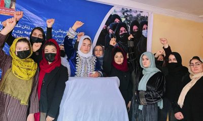 FOTO ARCHIVO. Un grupo de mujeres protesta a puerta cerrada en Kabul, Afganistán, contra el veto de los talibanes a la educación femenina universitaria, en respuesta a la violencia con que las fuerzas de seguridad de los fundamentalistas han reprimido las últimas manifestaciones de mujeres organizadas en las calles. EFE