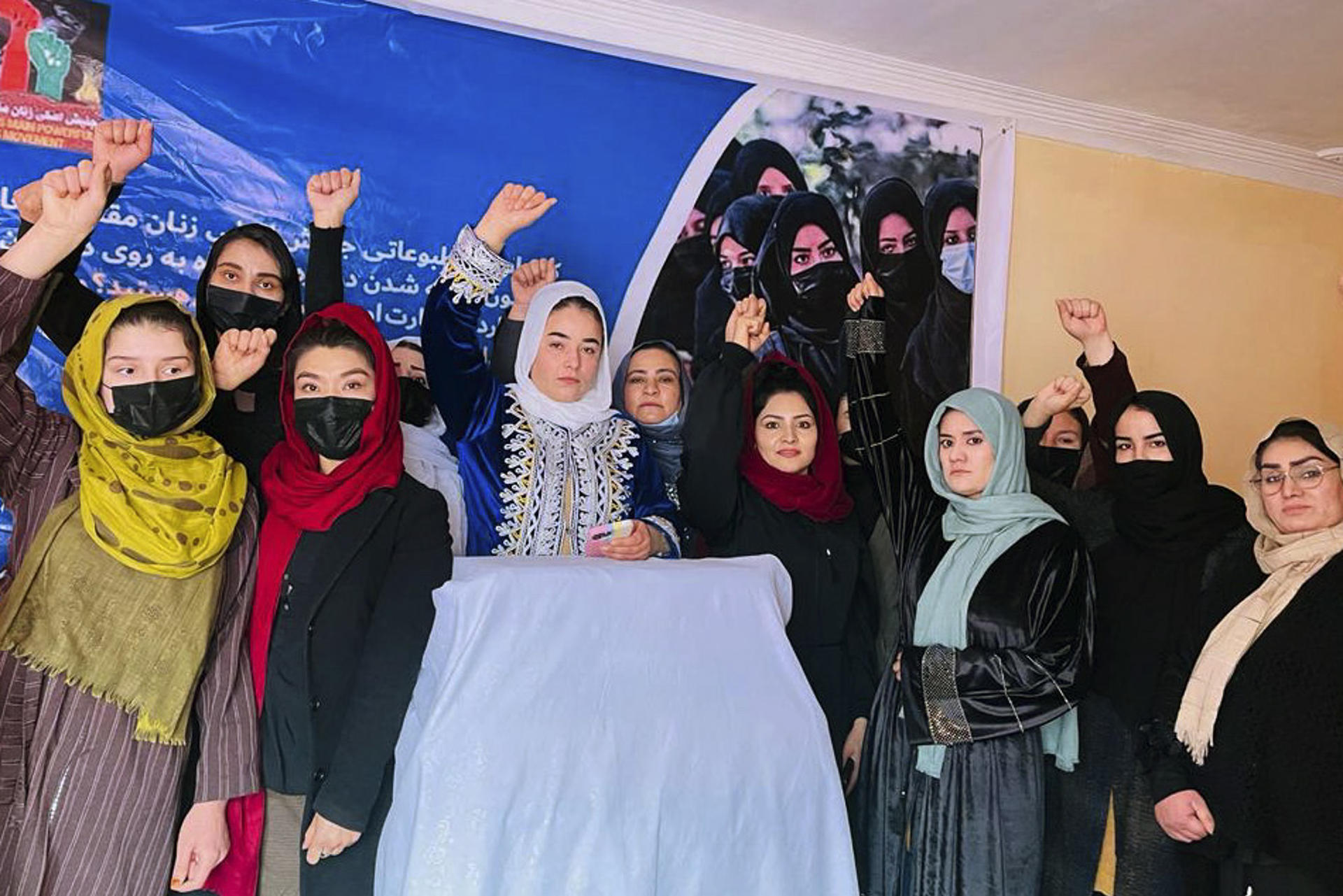 FOTO ARCHIVO. Un grupo de mujeres protesta a puerta cerrada en Kabul, Afganistán, contra el veto de los talibanes a la educación femenina universitaria, en respuesta a la violencia con que las fuerzas de seguridad de los fundamentalistas han reprimido las últimas manifestaciones de mujeres organizadas en las calles. EFE