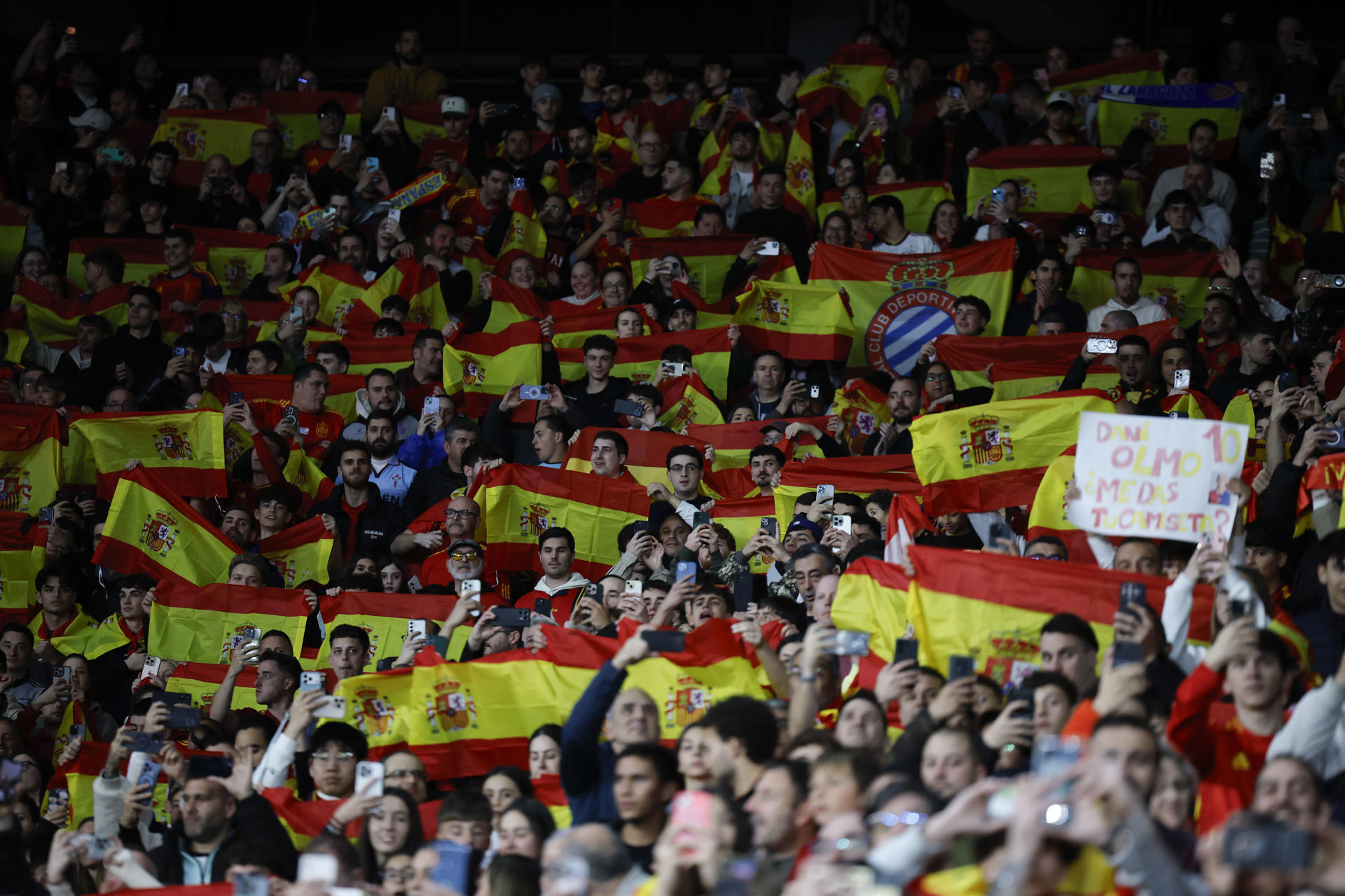 Aficionados españoles durante el partido amistoso que las selecciones de España y Egipto disputaron en el RCDE Stadium de Cornellá-El Prat, en Barcelona, encuentro en el que se produjeron cánticos islamófobos. EFE/Alberto Estévez