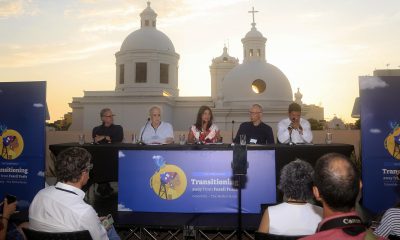 De izquierda a derecha, el profesor de la Universidad Estatal de Campinas (Brasil) Gilberto Jannuzzi; el científico brasileño Carlos Nobre; la ministra colombiana de Ambiente, Irene Vélez; el director del Instituto Potsdam para la Investigación del Impacto del Clima, Johan Rockström, y el rector de la Universidad del Magdalena, Pablo Vera, participan en una rueda de prensa durante la primera Conferencia para la Transición más allá de los Combustibles Fósiles, en la que se anunció que el Panel Científico para la Transición Energética Global tendrá como sede la Universidad de Sao Paulo, este viernes en Santa Marta (Colombia). EFE/ Ricardo Maldonado Rozo