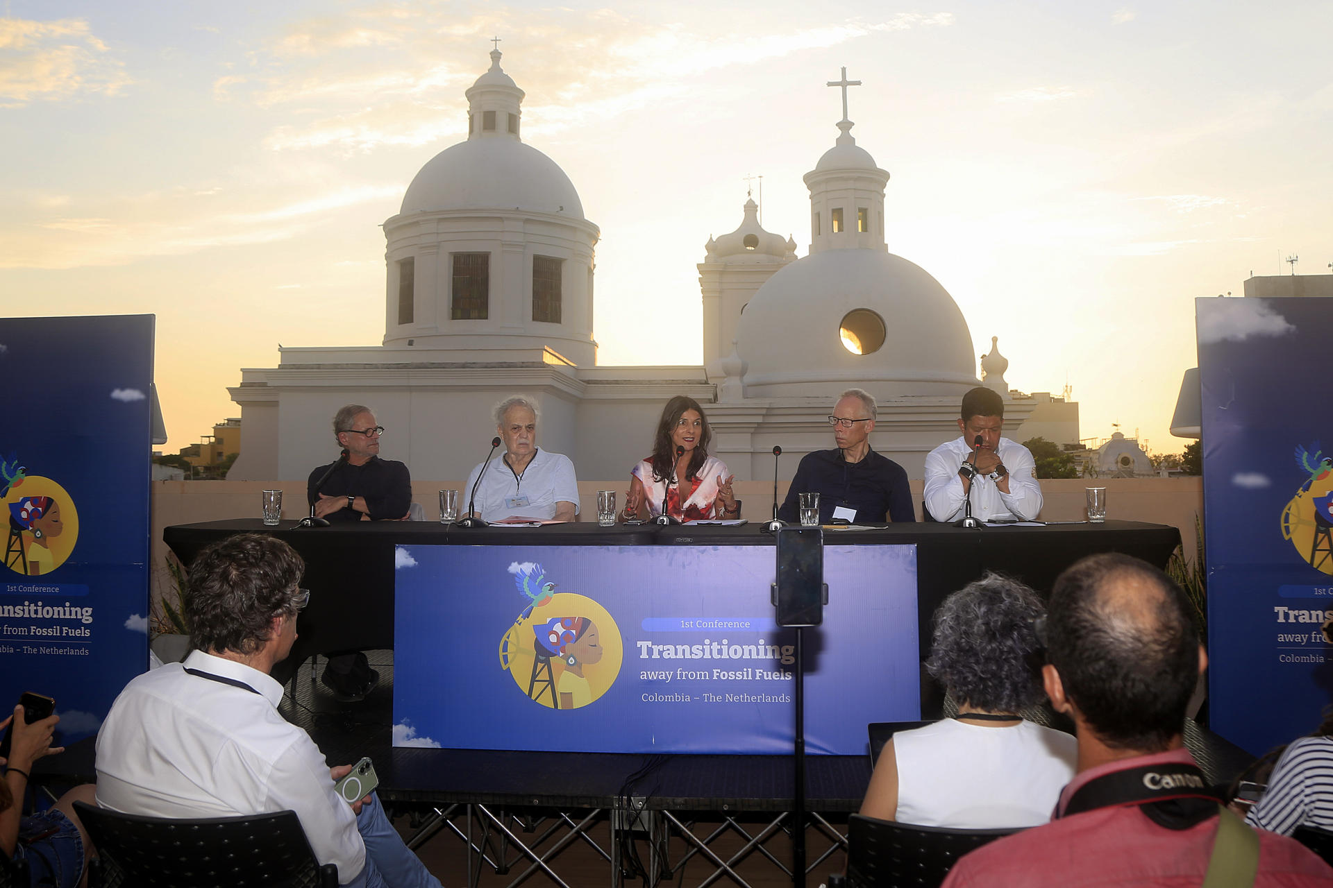 De izquierda a derecha, el profesor de la Universidad Estatal de Campinas (Brasil) Gilberto Jannuzzi; el científico brasileño Carlos Nobre; la ministra colombiana de Ambiente, Irene Vélez; el director del Instituto Potsdam para la Investigación del Impacto del Clima, Johan Rockström, y el rector de la Universidad del Magdalena, Pablo Vera, participan en una rueda de prensa durante la primera Conferencia para la Transición más allá de los Combustibles Fósiles, en la que se anunció que el Panel Científico para la Transición Energética Global tendrá como sede la Universidad de Sao Paulo, este viernes en Santa Marta (Colombia). EFE/ Ricardo Maldonado Rozo