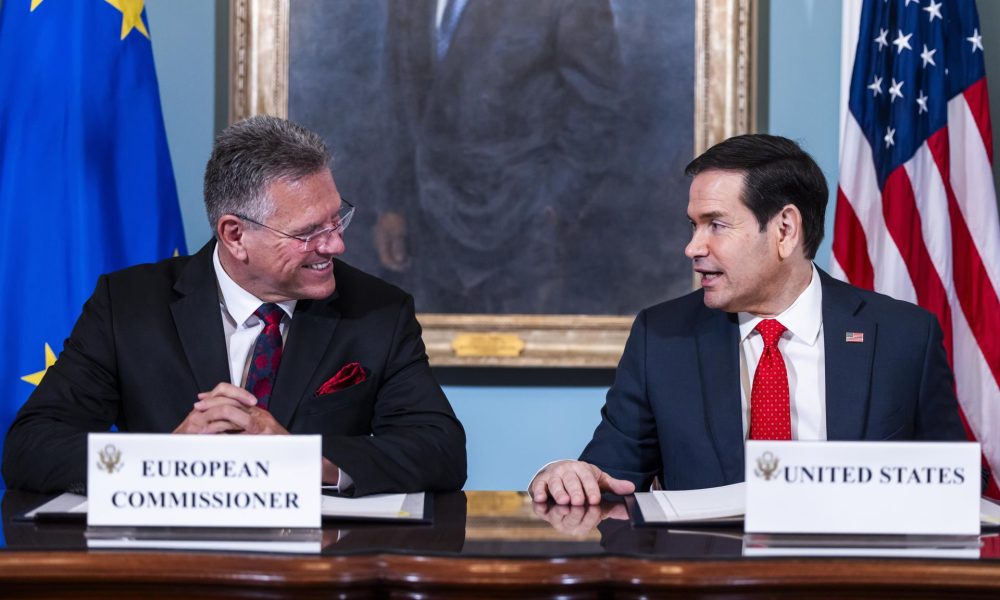 El Secretario de Estado de EE.UU., Marco Rubio (d), junto al comisario europeo de Comercio, Maros Sefcovic. EFE/JIM LO SCALZO
