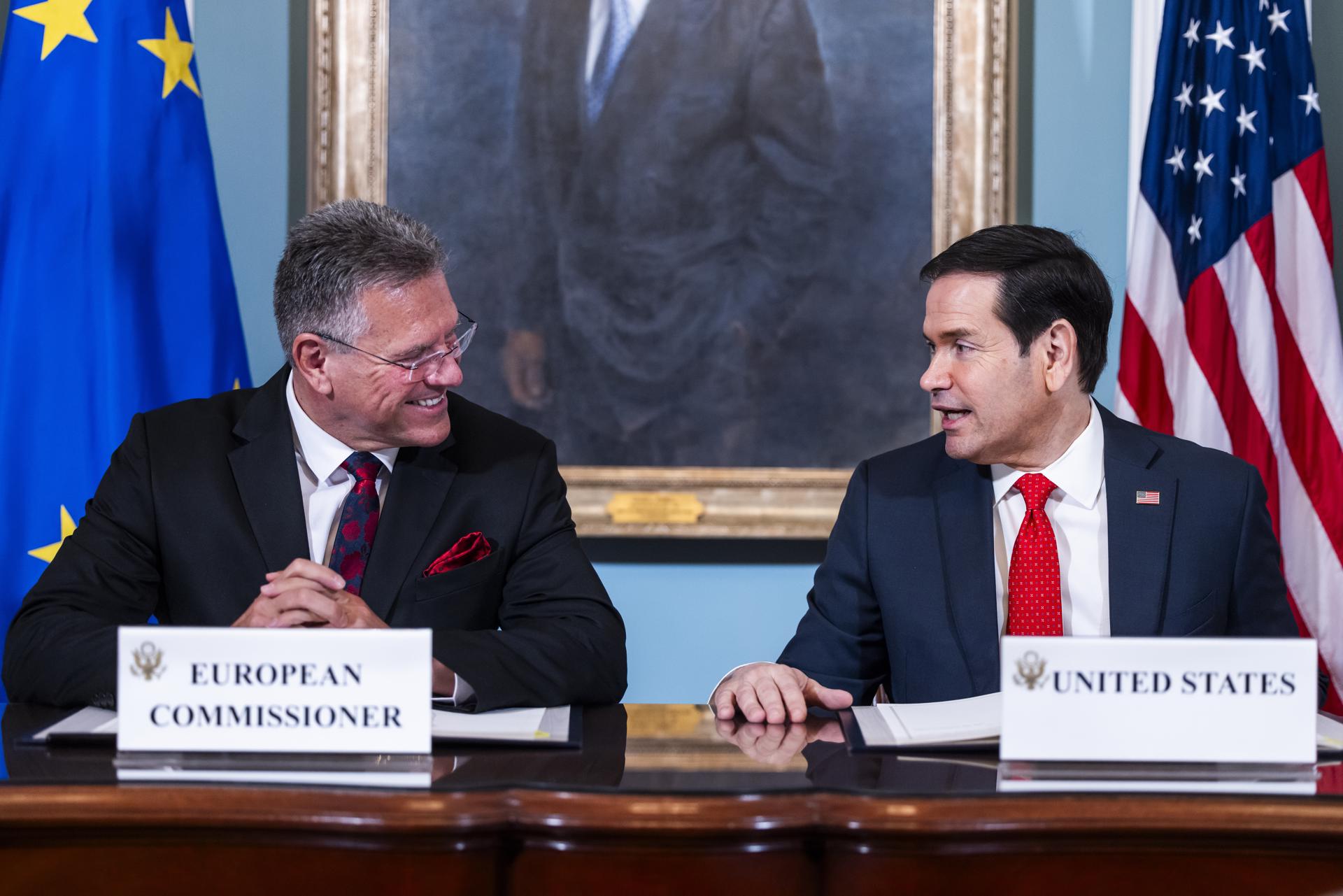 El Secretario de Estado de EE.UU., Marco Rubio (d), junto al comisario europeo de Comercio, Maros Sefcovic. EFE/JIM LO SCALZO