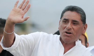 El candidato a la Presidencia de Perú por el partido País Para Todos, Carlos Álvarez, saluda durante un acto de campaña electoral el 4 de abril de 2026 en Lima (Perú). EFE/ Paolo Aguilar