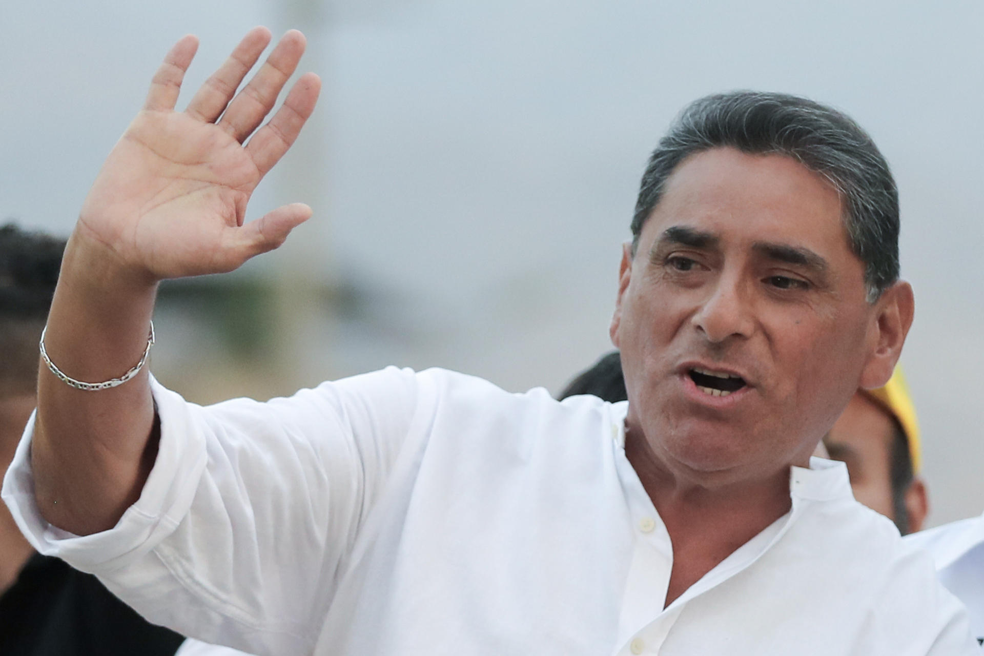 El candidato a la Presidencia de Perú por el partido País Para Todos, Carlos Álvarez, saluda durante un acto de campaña electoral el 4 de abril de 2026 en Lima (Perú). EFE/ Paolo Aguilar