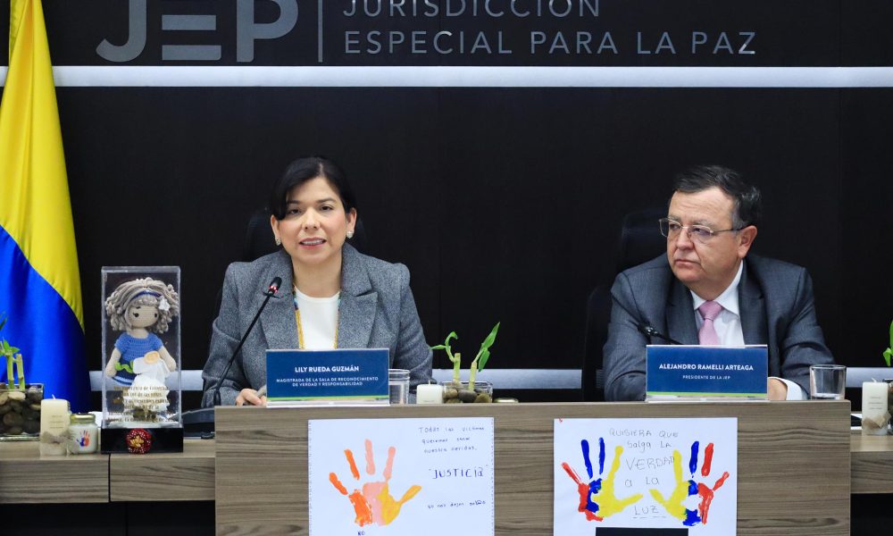 La magistrada de la Sala de Reconocimiento de Verdad y Responsabilidad de la Jurisdicción Especial para la Paz (JEP), Lily Rueda Guzmán (i), habla durante una rueda de prensa este martes, en Bogotá (Colombia). EFE/ Carlos Ortega