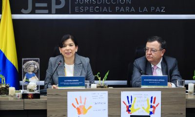 La magistrada de la Sala de Reconocimiento de Verdad y Responsabilidad de la Jurisdicción Especial para la Paz (JEP), Lily Rueda Guzmán (i), habla durante una rueda de prensa este martes, en Bogotá (Colombia). EFE/ Carlos Ortega