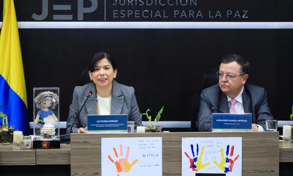 La magistrada de la Sala de Reconocimiento de Verdad y Responsabilidad de la Jurisdicción Especial para la Paz (JEP), Lily Rueda Guzmán (i), habla durante una rueda de prensa este martes, en Bogotá (Colombia). EFE/ Carlos Ortega