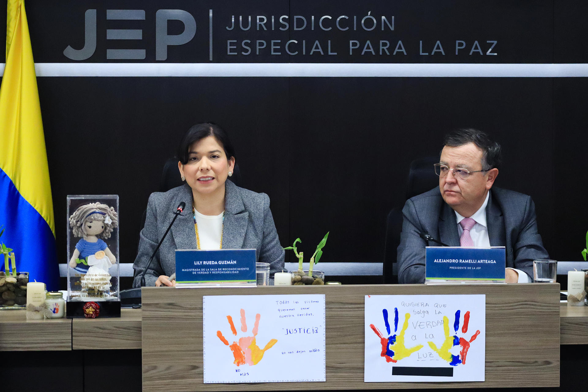 La magistrada de la Sala de Reconocimiento de Verdad y Responsabilidad de la Jurisdicción Especial para la Paz (JEP), Lily Rueda Guzmán (i), habla durante una rueda de prensa este martes, en Bogotá (Colombia). EFE/ Carlos Ortega