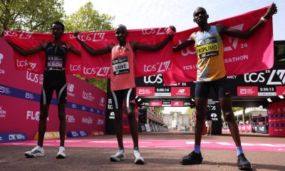 El etíope, Yomif Kejelcha, segundo clasificado, junto al ganador Sabastian Sawe,y al tercer clasificado, el ugandés Jacob Kiplimo, tras el maratón de Londres. EFE/EPA/NEIL HALL