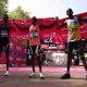 El etíope, Yomif Kejelcha, segundo clasificado, junto al ganador Sabastian Sawe,y al tercer clasificado, el ugandés Jacob Kiplimo, tras el maratón de Londres. EFE/EPA/NEIL HALL