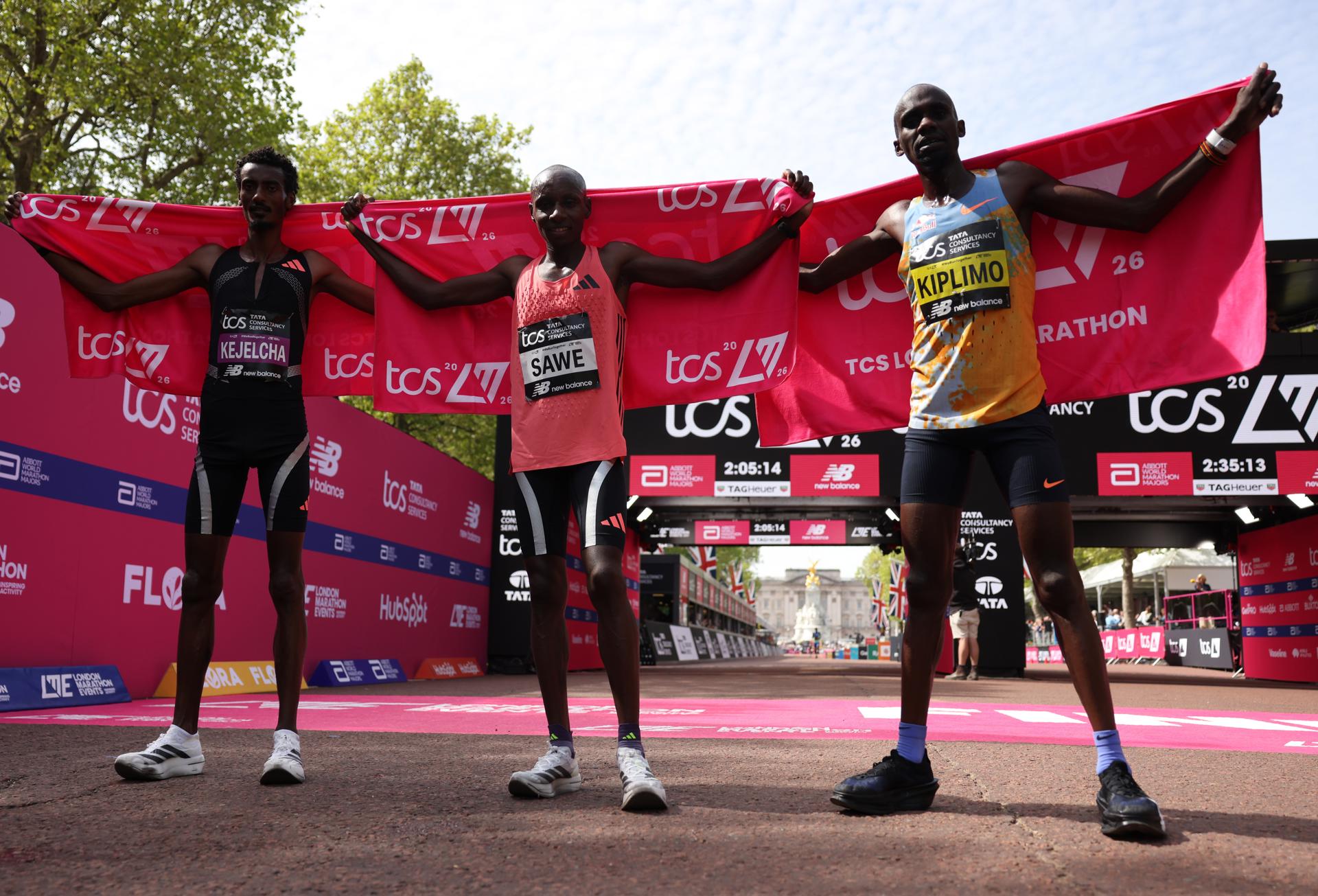 El etíope, Yomif Kejelcha, segundo clasificado, junto al ganador Sabastian Sawe,y al tercer clasificado, el ugandés Jacob Kiplimo, tras el maratón de Londres. EFE/EPA/NEIL HALL