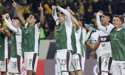 Jugadores de Platense celebran tras ganar este jueves un partido de la Copa Libertadores ante Peñarol en el estadio Campeón del Siglo, en Montevideo (Uruguay). EFE/ Gastón Britos
