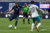 Malik Tillman (i), de Estados Unidos, disputa el balón con João Cancelo (d), de Portugal, durante el partido amistoso internacional entre la selección de Estados Unidos y Portugal en el Mercedes-Benz Stadium de Atlanta, Georgia (EE.UU.). EFE/ERIK S. LESSER
