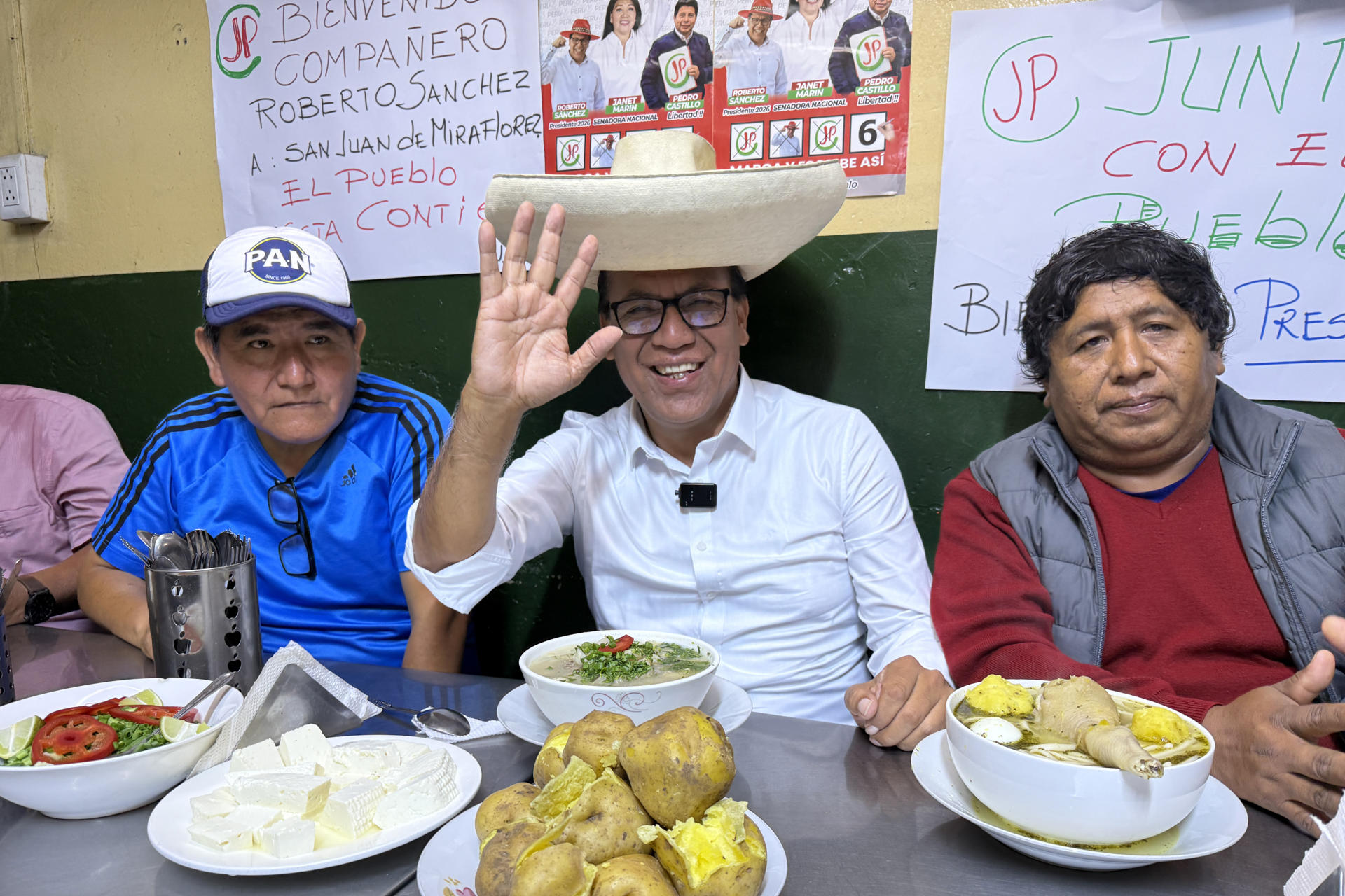 El candidato a la Presidencia de Perú por el partido Juntos por el Perú, Roberto Sánchez, desayuna durante una visita al mercado popular Ciudad de Dios, en Lima (Perú), el 21 de abril de 2026. EFE / Mikhail Huacán