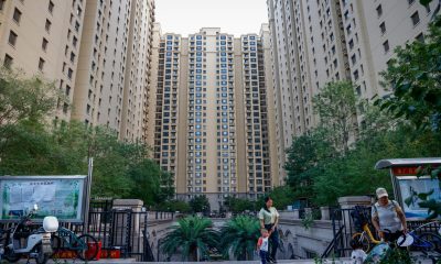 Archivo - Pekín (China), 18/09/2023.- Varias personas caminan por una zona residencial de Evergrande. EFE/EPA/MARK R. CRISTINO