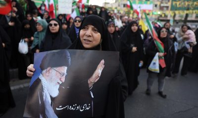 Una mujer iraní sostiene un retrato del difunto Líder Supremo, el ayatolá Ali Khamenei, durante una manifestación para mostrar su apoyo y solidaridad con el nuevo Líder Supremo iraní, el ayatolá Mojtaba Khamenei, en Teherán, Irán, el 29 de abril de 2026. La manifestación se produce tras el anuncio del presidente estadounidense Trump, el 21 de abril, de que el alto el fuego entre Estados Unidos e Irán se ha prorrogado indefinidamente a petición de Pakistán, mientras se mantiene el bloqueo naval y continúan las negociaciones diplomáticas. (Estados Unidos, Teherán) EFE/EPA/ABEDIN TAHERKENAREH