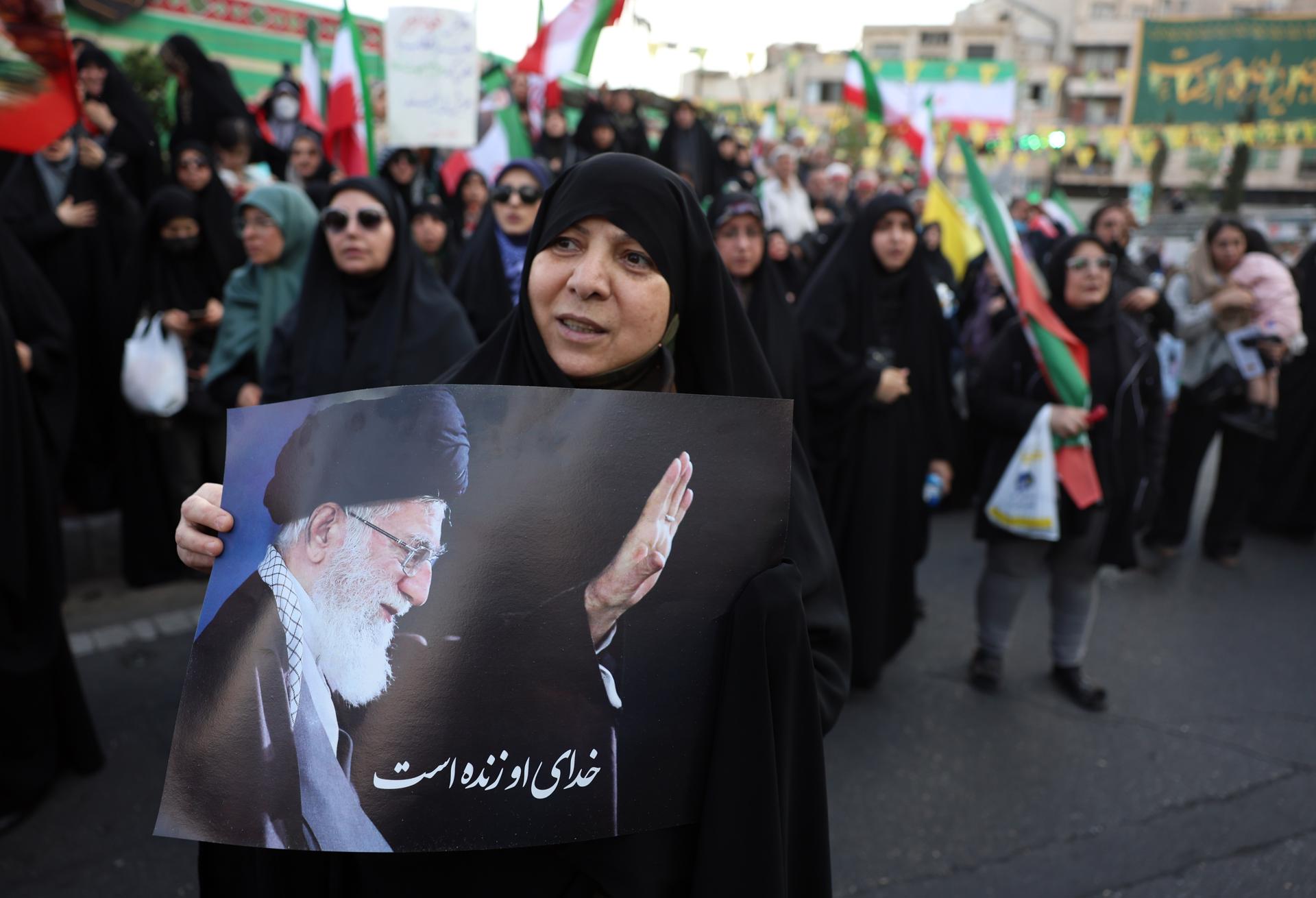 Una mujer iraní sostiene un retrato del difunto Líder Supremo, el ayatolá Ali Khamenei, durante una manifestación para mostrar su apoyo y solidaridad con el nuevo Líder Supremo iraní, el ayatolá Mojtaba Khamenei, en Teherán, Irán, el 29 de abril de 2026. La manifestación se produce tras el anuncio del presidente estadounidense Trump, el 21 de abril, de que el alto el fuego entre Estados Unidos e Irán se ha prorrogado indefinidamente a petición de Pakistán, mientras se mantiene el bloqueo naval y continúan las negociaciones diplomáticas. (Estados Unidos, Teherán) EFE/EPA/ABEDIN TAHERKENAREH