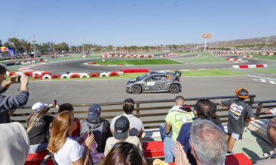 Fotografía de Elvira Urquijo A., en la que puede verse en una imagen de archivo del 27 de abril de 2025 a aficionados que presenciaron el tramo espectáculo en la tercera y última jornada del Rally Islas Canarias-Rally de España del Campeonato del Mundo. EFE