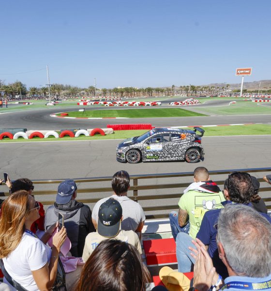 Fotografía de Elvira Urquijo A., en la que puede verse en una imagen de archivo del 27 de abril de 2025 a aficionados que presenciaron el tramo espectáculo en la tercera y última jornada del Rally Islas Canarias-Rally de España del Campeonato del Mundo. EFE