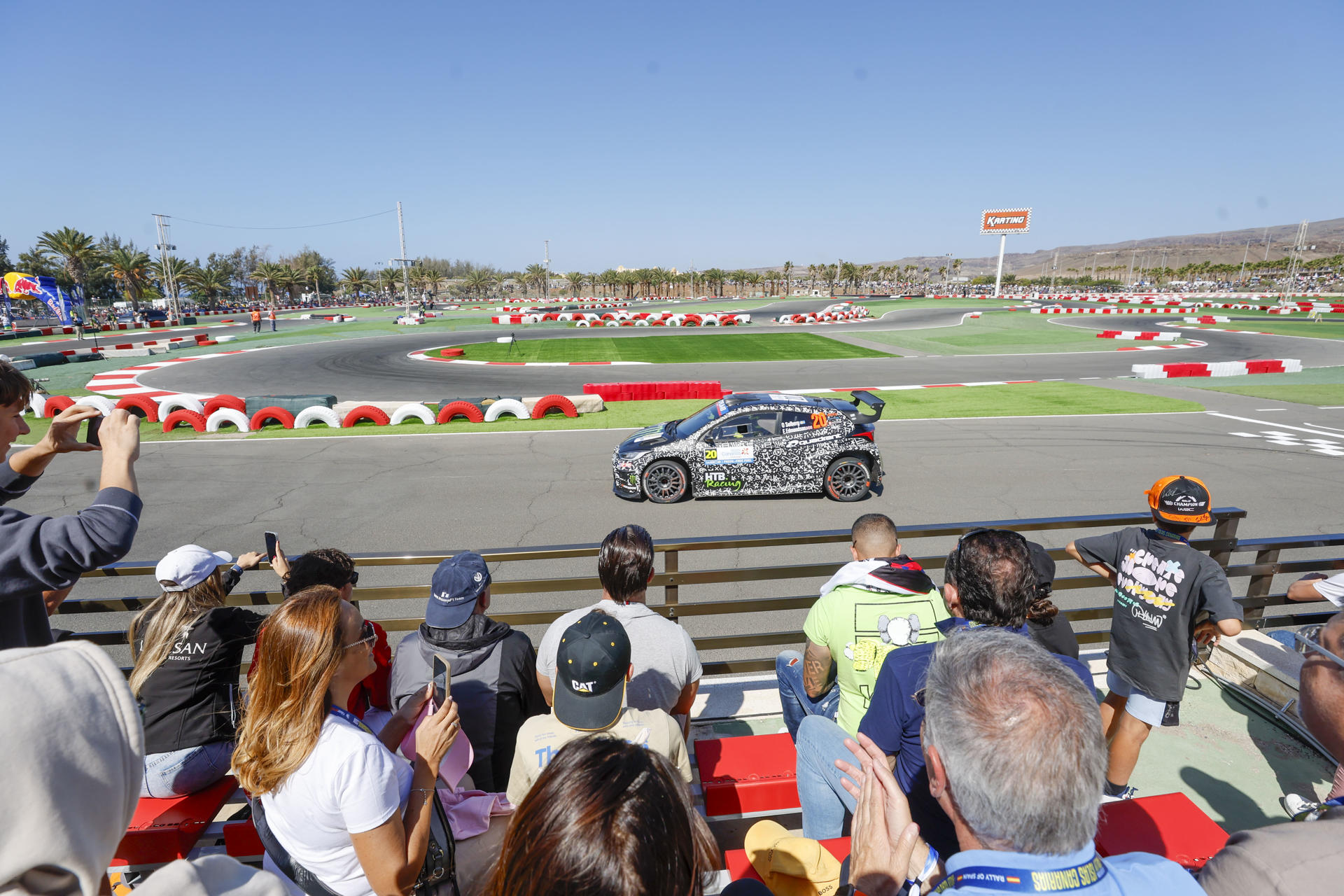 Fotografía de Elvira Urquijo A., en la que puede verse en una imagen de archivo del 27 de abril de 2025 a aficionados que presenciaron el tramo espectáculo en la tercera y última jornada del Rally Islas Canarias-Rally de España del Campeonato del Mundo. EFE