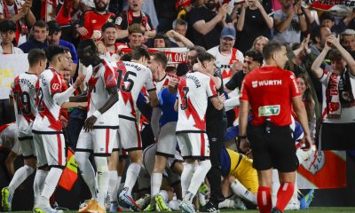Los jugadores del Rayo celebran su primer gol durante el partido de la jornada 33 de LaLiga de fútbol que Rayo Vallecano y RCD Espanyol disputan este jueves en el estadio de Vallecas, en Madrid. EFE/Zipi