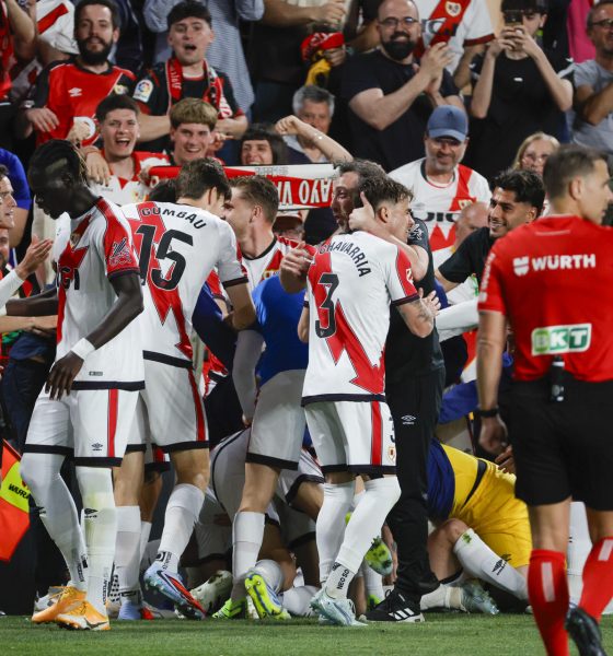 Los jugadores del Rayo celebran su primer gol durante el partido de la jornada 33 de LaLiga de fútbol que Rayo Vallecano y RCD Espanyol disputan este jueves en el estadio de Vallecas, en Madrid. EFE/Zipi