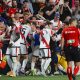 Los jugadores del Rayo celebran su primer gol durante el partido de la jornada 33 de LaLiga de fútbol que Rayo Vallecano y RCD Espanyol disputan este jueves en el estadio de Vallecas, en Madrid. EFE/Zipi