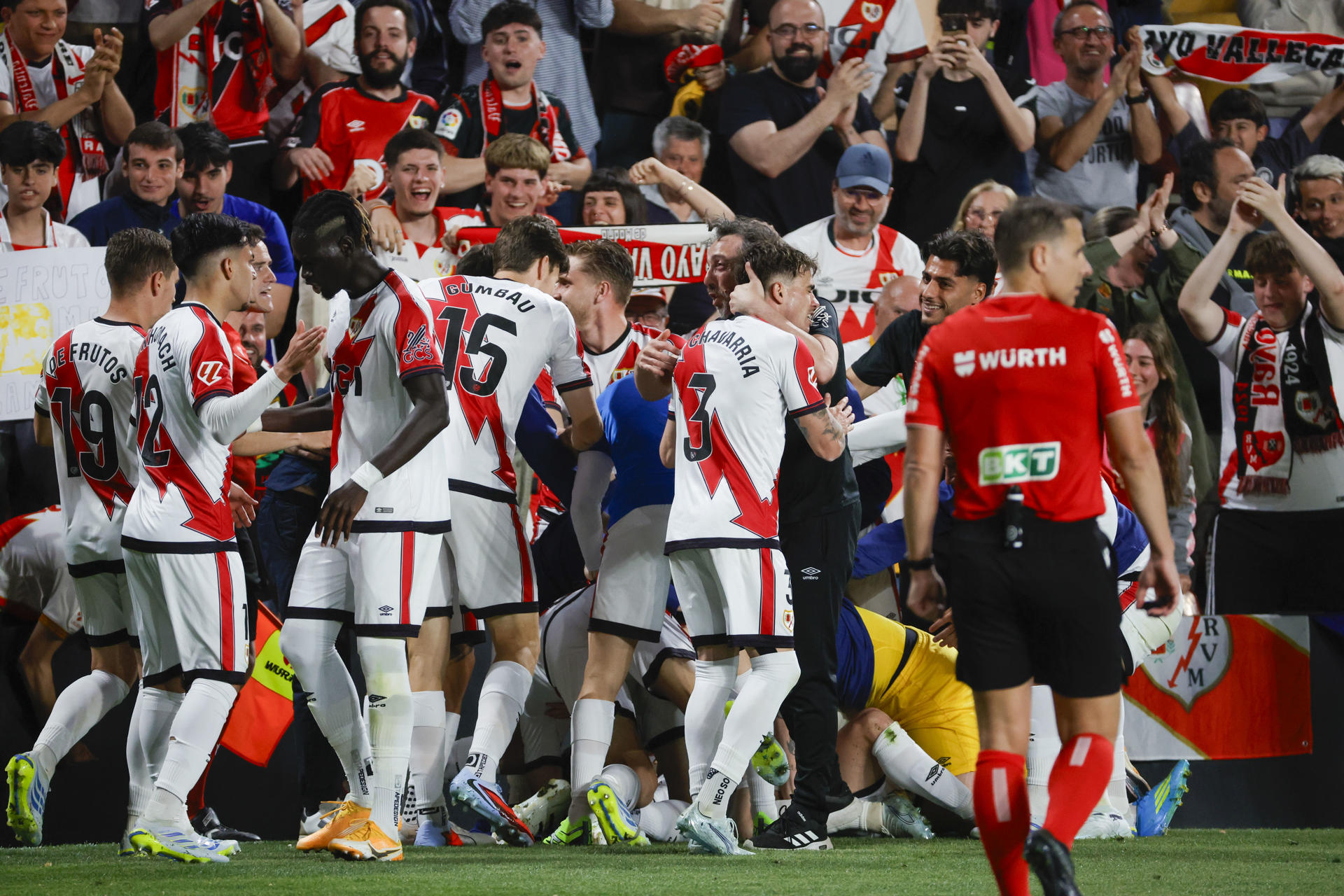 Los jugadores del Rayo celebran su primer gol durante el partido de la jornada 33 de LaLiga de fútbol que Rayo Vallecano y RCD Espanyol disputan este jueves en el estadio de Vallecas, en Madrid. EFE/Zipi