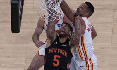 José Alvarado (c), de los Knicks, disputa el balón con C. J. McCollum (d), de los Hawks, durante un partido de la fase de eliminatoria de la NBA entre New York Knicks y Atlanta Hawks en el Madison Square Garden en Nueva York (EE.UU.). EFE/Ángel Colmenares