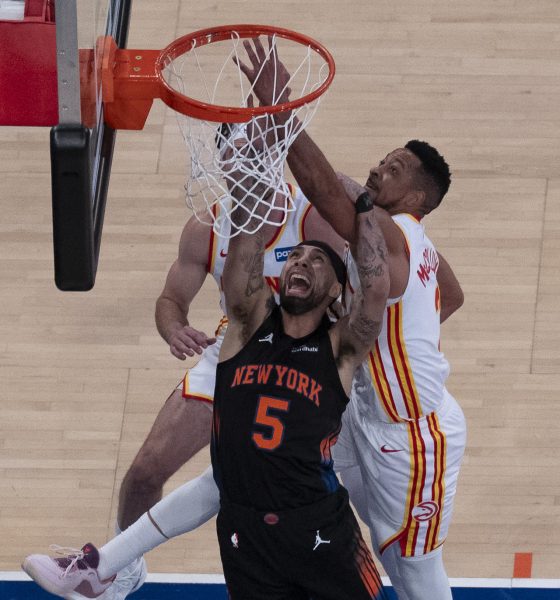 José Alvarado (c), de los Knicks, disputa el balón con C. J. McCollum (d), de los Hawks, durante un partido de la fase de eliminatoria de la NBA entre New York Knicks y Atlanta Hawks en el Madison Square Garden en Nueva York (EE.UU.). EFE/Ángel Colmenares