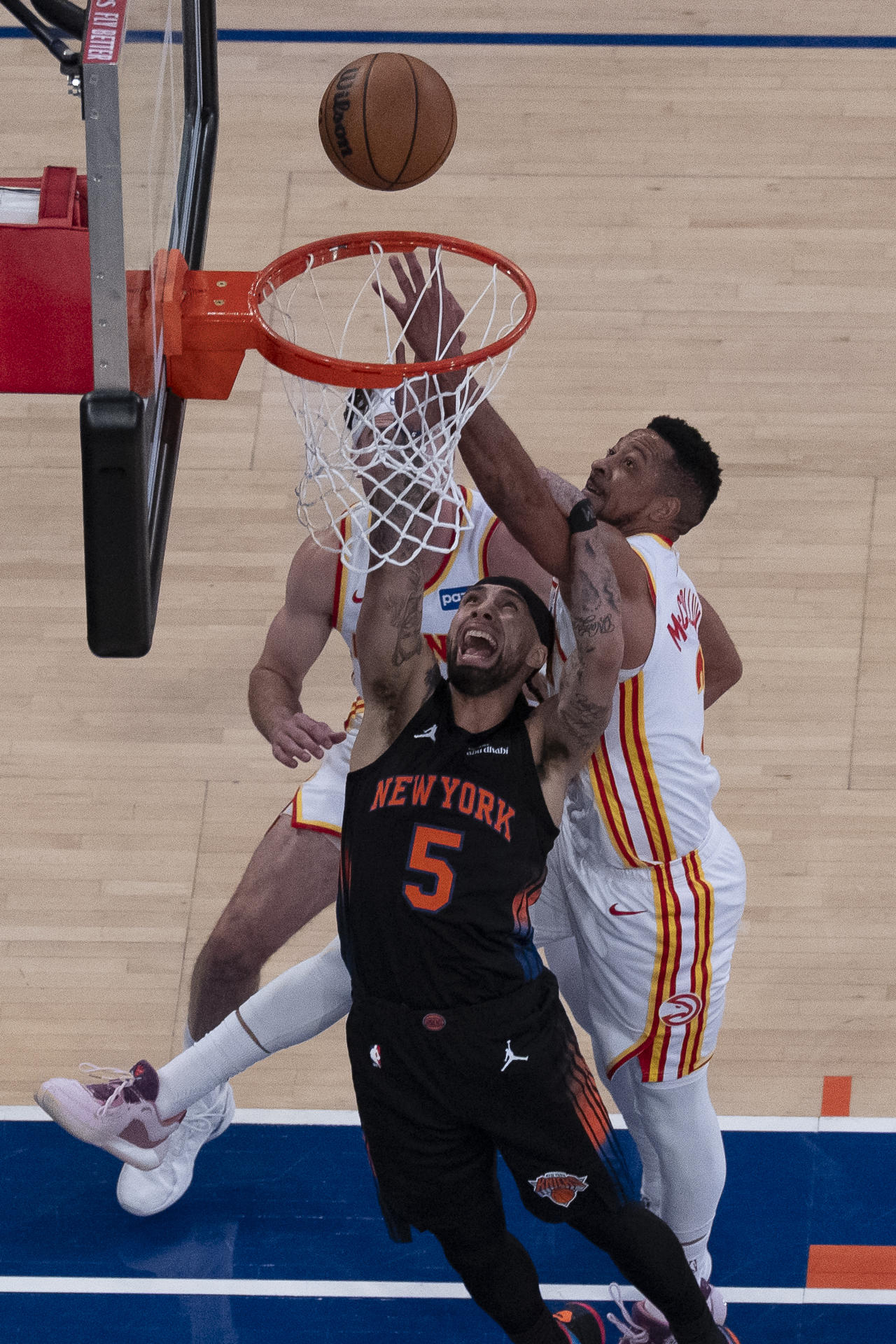 José Alvarado (c), de los Knicks, disputa el balón con C. J. McCollum (d), de los Hawks, durante un partido de la fase de eliminatoria de la NBA entre New York Knicks y Atlanta Hawks en el Madison Square Garden en Nueva York (EE.UU.). EFE/Ángel Colmenares
