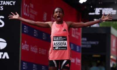 La atleta etíope Tigst Assefa, en el momento de ganar el maratón de Londres. con récord del mundo incluido (2:15:41). EFE/EPA/NEIL HALL