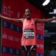La atleta etíope Tigst Assefa, en el momento de ganar el maratón de Londres. con récord del mundo incluido (2:15:41). EFE/EPA/NEIL HALL