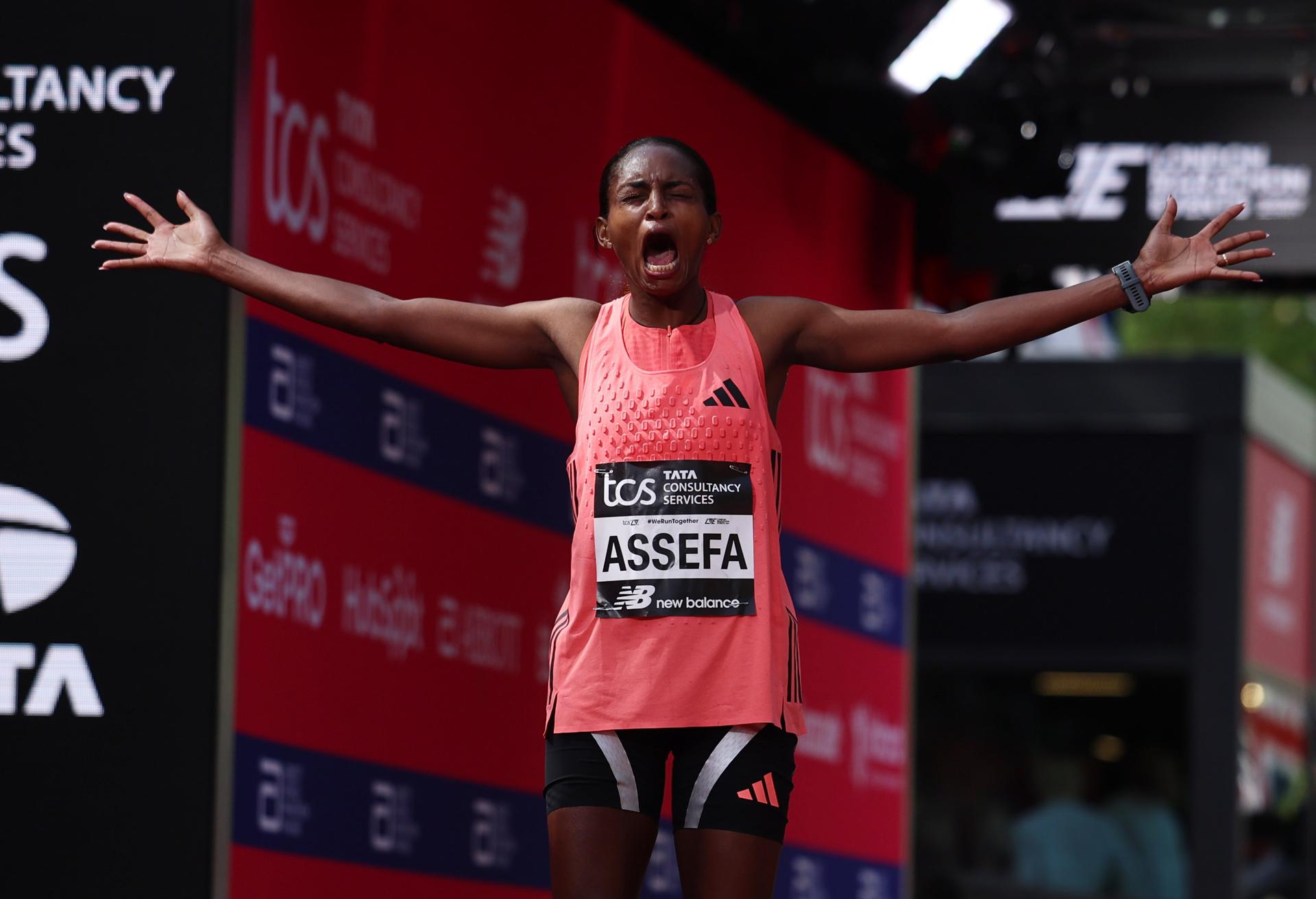 La atleta etíope Tigst Assefa, en el momento de ganar el maratón de Londres. con récord del mundo incluido (2:15:41). EFE/EPA/NEIL HALL