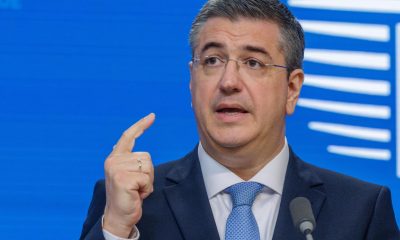 El comisario europeo de Transporte y Turismo Sostenibles, Apostolos Tzitzikostas, durante una rueda de prensa este martes en Bruselas. EFE/EPA/OLIVIER MATTHYS