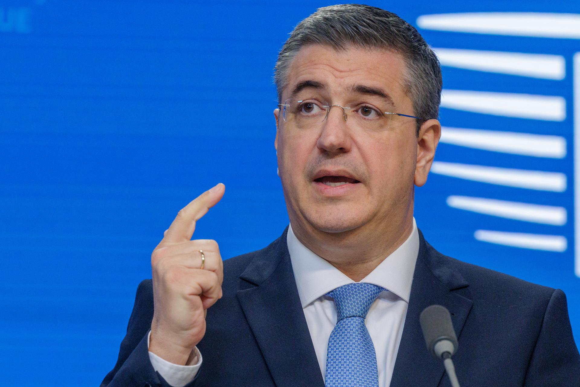 El comisario europeo de Transporte y Turismo Sostenibles, Apostolos Tzitzikostas, durante una rueda de prensa este martes en Bruselas. EFE/EPA/OLIVIER MATTHYS