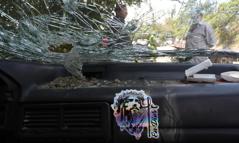 Fotografía que muestra el interior de un vehículo afectado este domingo en la vía Panamericana, lugar donde ocurrió un ataque guerrillero con un cilindro bomba, que dejó al menos 19 civiles muertos, en Cajibío (Colombia). EFE/ Ernesto Guzmán