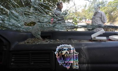 Fotografía que muestra el interior de un vehículo afectado este domingo en la vía Panamericana, lugar donde ocurrió un ataque guerrillero con un cilindro bomba, que dejó al menos 19 civiles muertos, en Cajibío (Colombia). EFE/ Ernesto Guzmán