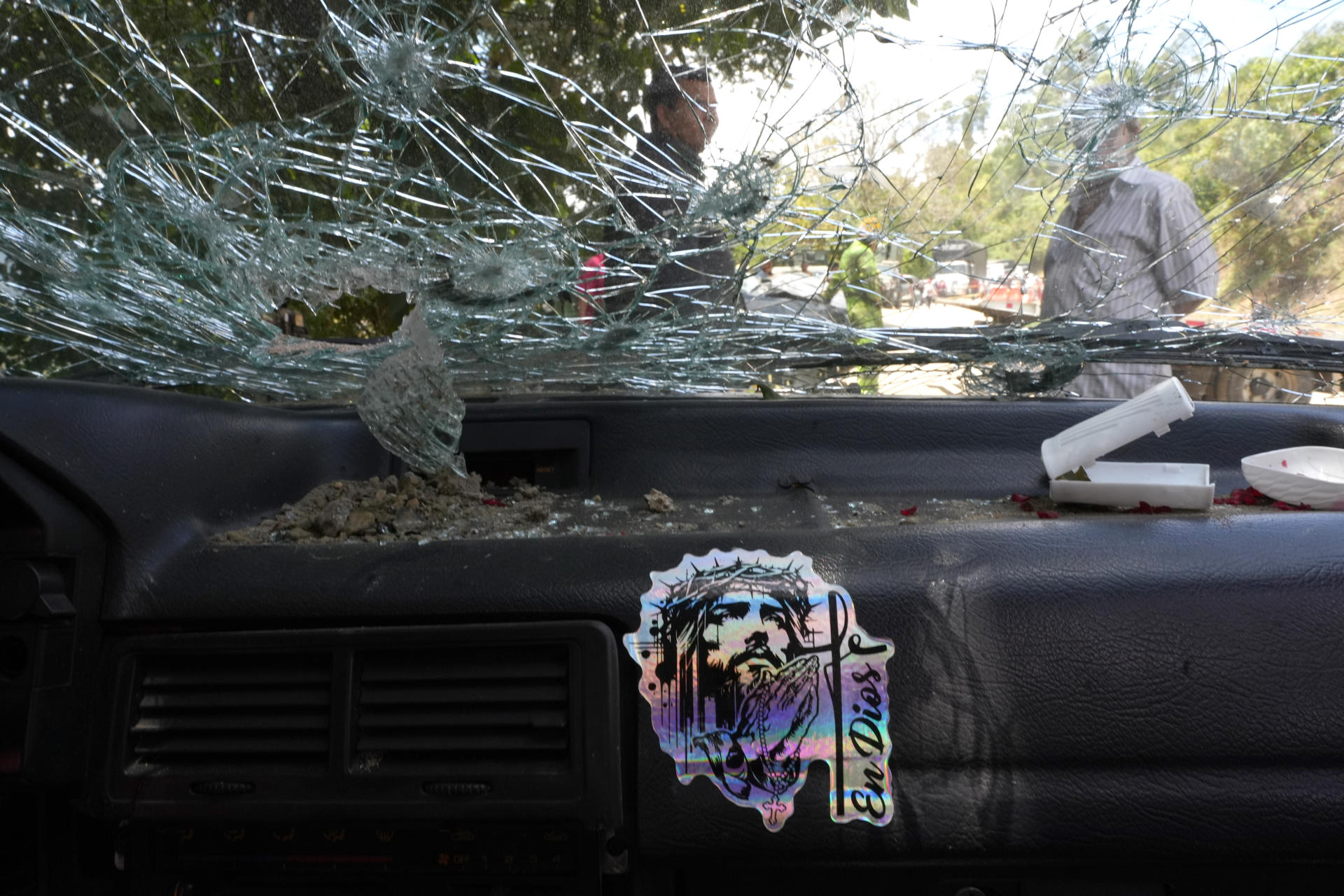 Fotografía que muestra el interior de un vehículo afectado este domingo en la vía Panamericana, lugar donde ocurrió un ataque guerrillero con un cilindro bomba, que dejó al menos 19 civiles muertos, en Cajibío (Colombia). EFE/ Ernesto Guzmán