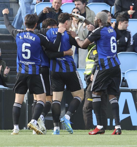El jugador del Oviedo Federico Viñas (c), celebra su gol contra el Celta de Vigo, durante el partido de la jornada 31 de la LaLiga EA Sports de fútbol que Celta de Vigo y Real Oviedo disputaron en el estadio de Balaídos. EFE/ Salvador Sas