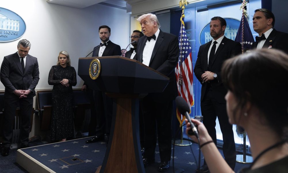 El tiroteo que obligó a evacuar al presidente estadounidense, Donald Trump, y a varios altos cargos de su Gobierno el sábado ha puesto el foco en los protocolos que se emplean en el país para garantizar la seguridad presidencial y nacional. EFE/Will Oliver