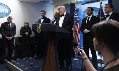 El tiroteo que obligó a evacuar al presidente estadounidense, Donald Trump, y a varios altos cargos de su Gobierno el sábado ha puesto el foco en los protocolos que se emplean en el país para garantizar la seguridad presidencial y nacional. EFE/Will Oliver