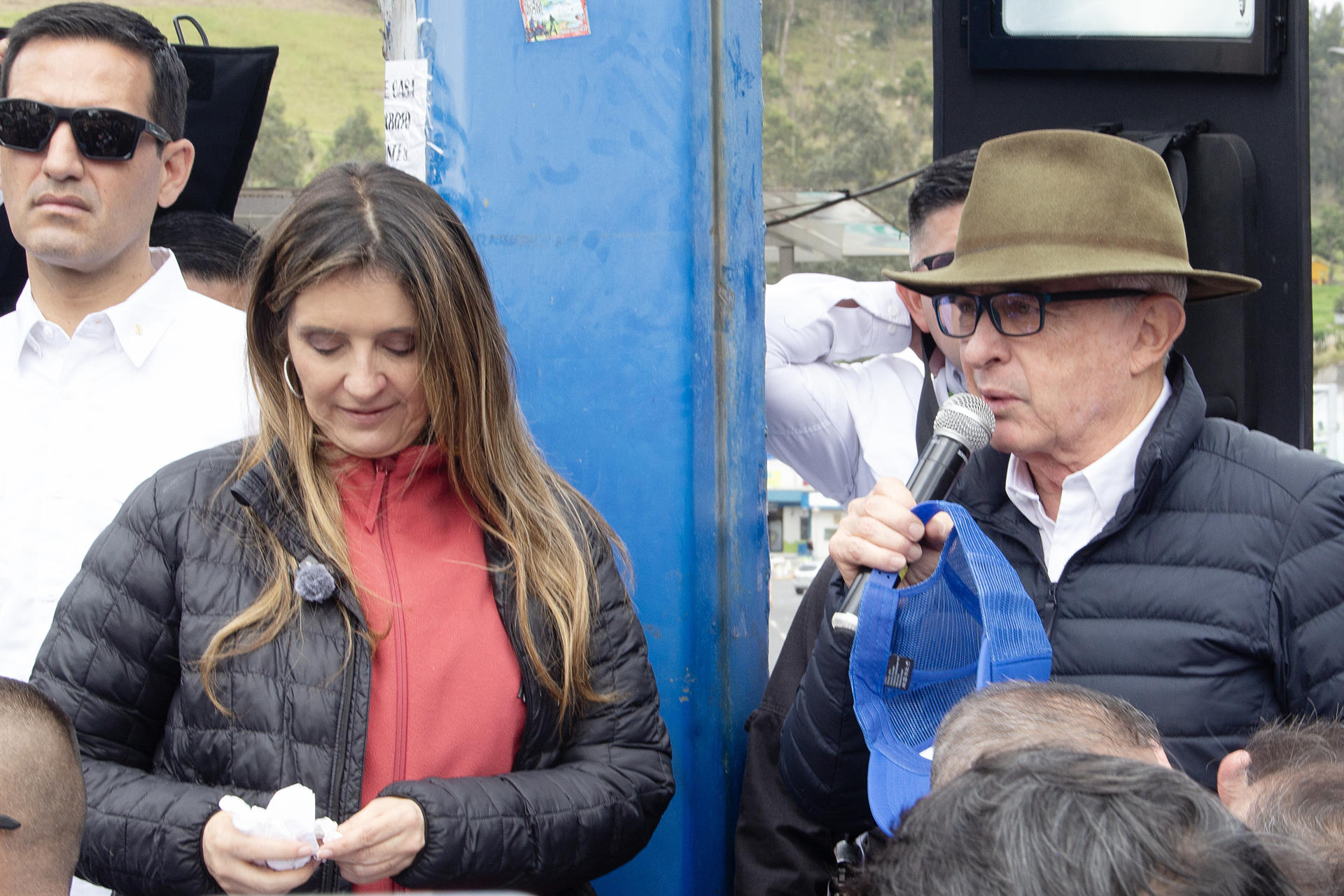 El expresidente de Colombia Álvaro Uribe (d) y la candidata a la Presidencia de Colombia Paloma Valencia se reúnen con comerciantes y transportistas este jueves, en el Puente Internacional de Rumichaca, en Ipiales (Colombia). EFE/ Xavier Montalvo