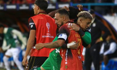 El delantero argentino Lucas Mancinelli (c) es felicitado por sus compañeros tras sellar este miércoles la victoria de Deportivo Cuenca sobre Santos en partido de la primera jornada de la fase de grupos de la Copa Sudamericana con un gol olímpico en el estadio Banco del Austro, en Cuenca (Ecuador). EFE/ Robert Puglla