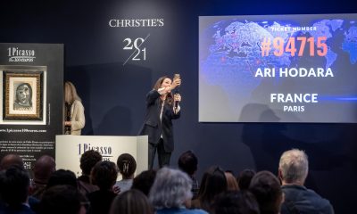 - Peri Cochin (C), fundadora de la organización benéfica "1 Picasso por 100 euros" en Christie's París, habla por teléfono con el ganador del sorteo para ganar la obra de Pablo Picasso "Retrato de Dora Maar" en París, Francia, 14 de abril de 2026. El sorteo, organizado en beneficio de la Fundación de Investigación del Alzheimer en colaboración con la casa de subastas Christie's, fue ganado por Ari Hodara, un francés residente en París. (Francia) EFE/EPA/CHRISTOPHE PETIT TESSON