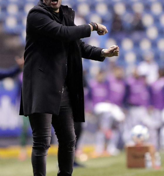 El exentrenador del Cruz Azul, Nicolás Larcamón. EFE/Hilda Ríos