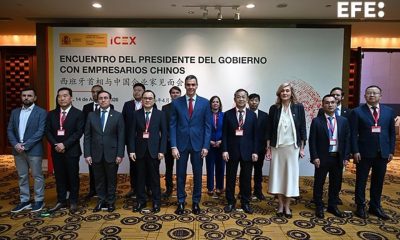 Fotografía tomada de la cuenta oficial en X @sanchezcastejon del presidente del Gobierno español, Pedro Sánchez (c), posando junto a un grupo de inversores chinos este martes, en Pekín (China). EFE/ @sanchezcastejon /SOLO USO EDITORIAL/NO VENTAS/SOLO DISPONIBLE PARA ILUSTRAR LA NOTICIA QUE ACOMPAÑA (CRÉDITO OBLIGATORIO)