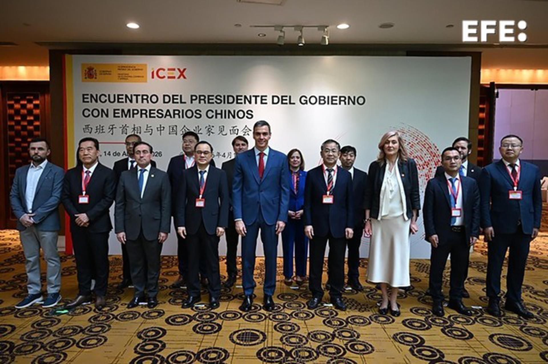 Fotografía tomada de la cuenta oficial en X @sanchezcastejon del presidente del Gobierno español, Pedro Sánchez (c), posando junto a un grupo de inversores chinos este martes, en Pekín (China). EFE/ @sanchezcastejon /SOLO USO EDITORIAL/NO VENTAS/SOLO DISPONIBLE PARA ILUSTRAR LA NOTICIA QUE ACOMPAÑA (CRÉDITO OBLIGATORIO)